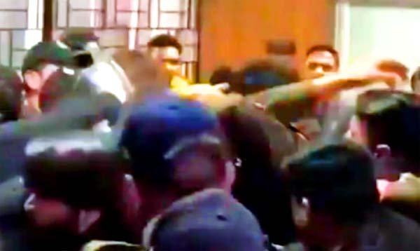 भोपाल कोर्ट के बाहर हंगामा: दुष्कर्म के आरोपी की वकीलों ने की धुनाई