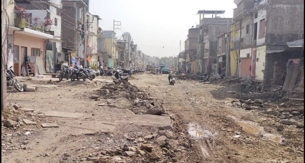 मिट्टी पर खड़े बिजली के खंभे और टूटी सीवर लाइन दे रही हादसों को न्यौता