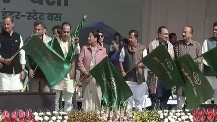 नितिन नवीन और रेखा गुप्ता ने 500 इलेक्ट्रिक बसों को दिखाई हरी झंडी