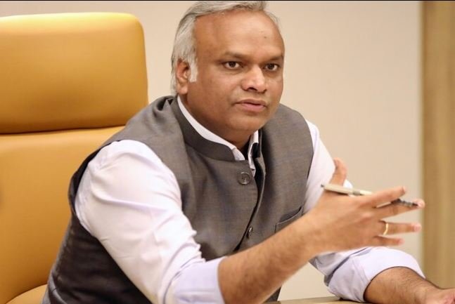 प्रियांक खरगे ने सावरकर को भारत रत्न देने की मांग पर उठाए सवाल, आरएसएस के बयान पर निशाना साधा