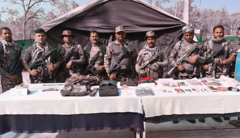 बीजापुर में सुरक्षाबलों की बड़ी कामयाबी, इंद्रावती नदी के किनारे मुठभेड़ में दो वर्दीधारी नक्सली ढेर, भारी मात्रा में हथियार और विस्फोटक सामग्री बरामद