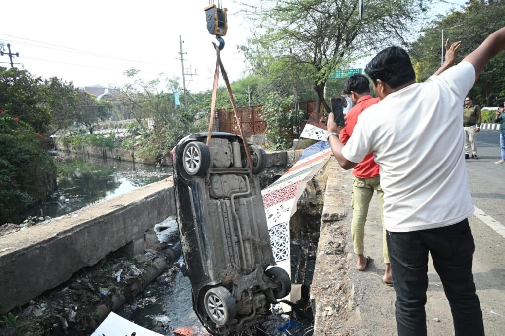 भोपाल में नाले में गिरी कार, क्रेन की मदद से निकाली गई, कोई हताहत नहीं