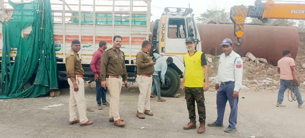 रंगपुरा में कपास से भरा ट्रक पलटा
