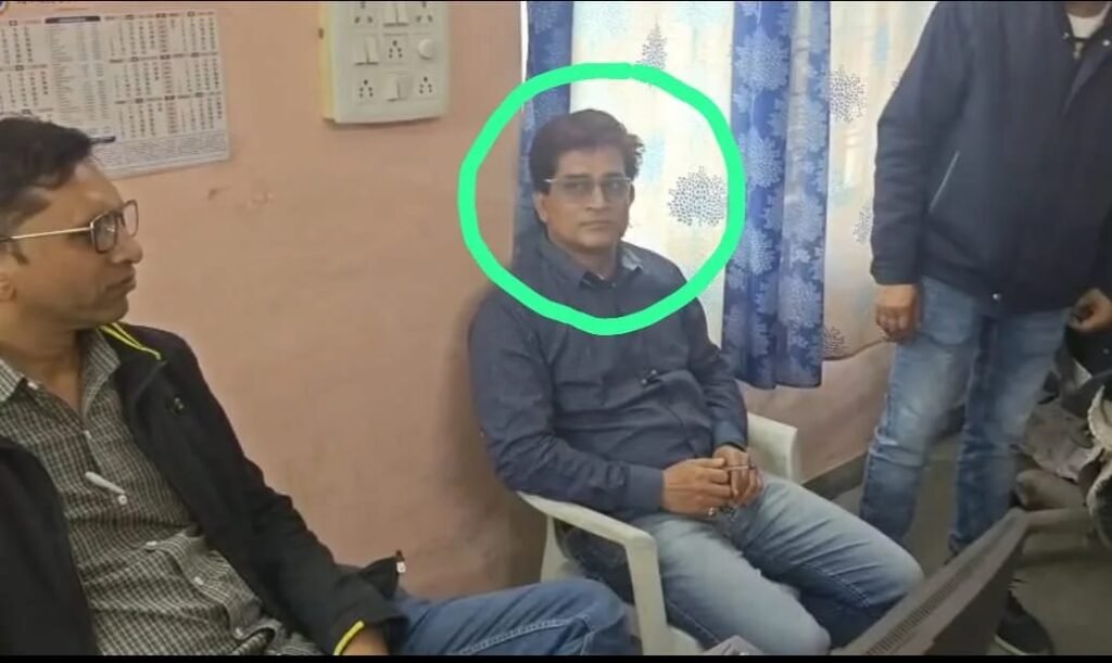 सीएमएचओ कार्यालय में 50 हजार की रिश्वत लेते पकड़ाया कंप्यूटर ऑपरेटर 