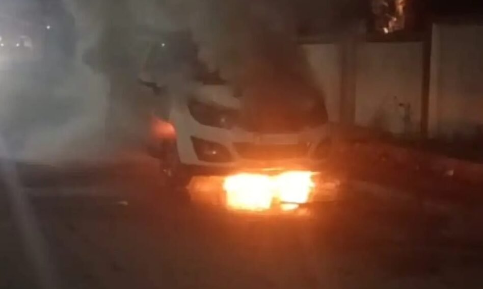 चलती कार धू-धू कर सुलगी,कार में सवार लोग बाल-बाल बचे