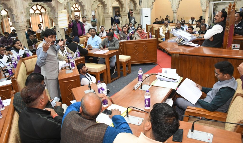 परिषद में हंगामा, भाजपा पार्षद धरने पर बैठे, दो जोनल अफसरों का वेतन रोका