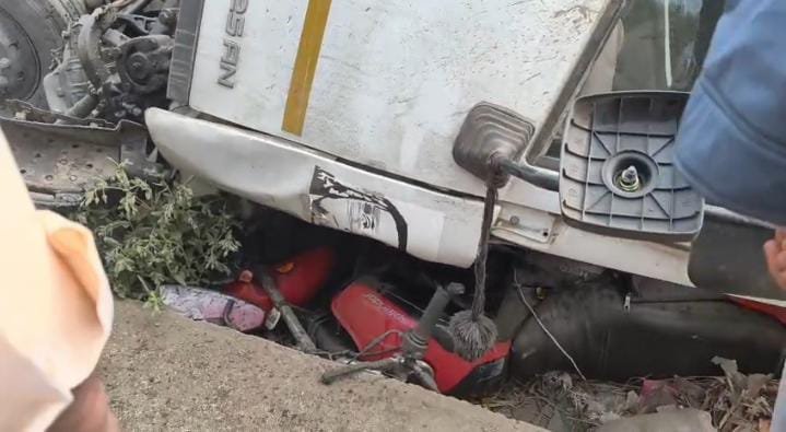 ओवरब्रिज से नीचे गिरा हाइवा, एक की मौत, कई घायल
