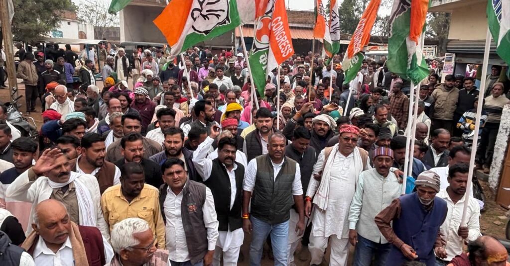 13 सूत्रीय मांगो को लेकर पूर्व विधायक के नेतृत्व में तहसील प्रांगण में धरना देकर सौपा ज्ञापन