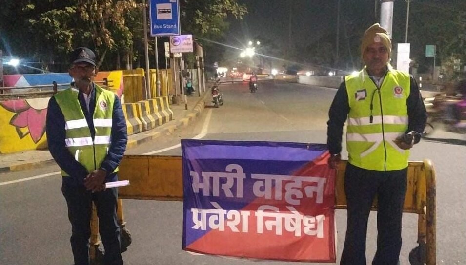नो एंट्री तोड़ने वाले भारी वाहनों पर सख्ती, 13 पर चालान