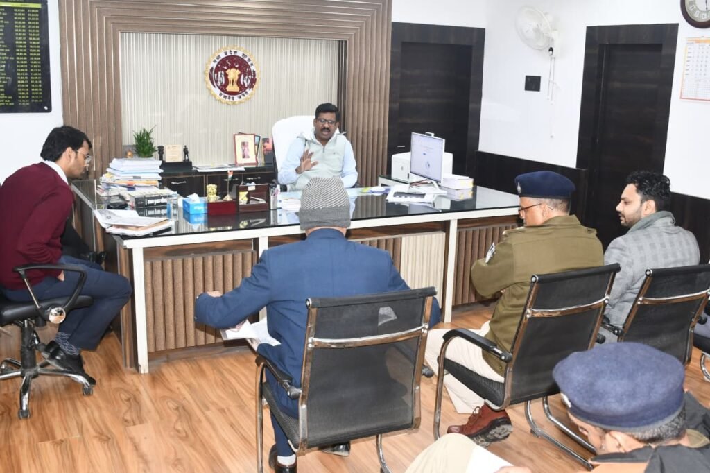 आईएसबीटी से बस संचालन को लेकर कलेक्टर ने ली अधिकारियों की बैठक