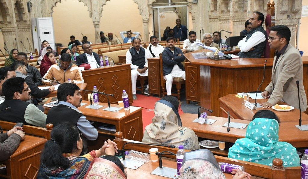 परिषद में हंगामा, प्रवेश द्वारों को लेकर विपक्ष व सत्ता पक्ष उलझे, सभापति ने जानकारी तलब की