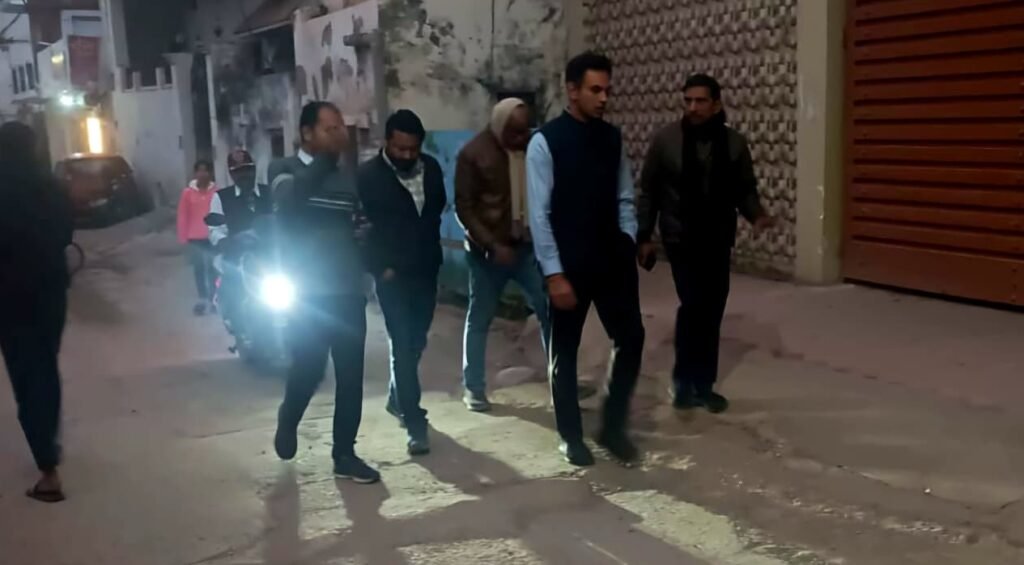 दूषित पानी की शिकायतों पर फील्ड में उतरे निगम आयुक्त, वार्डो का किया निरीक्षण