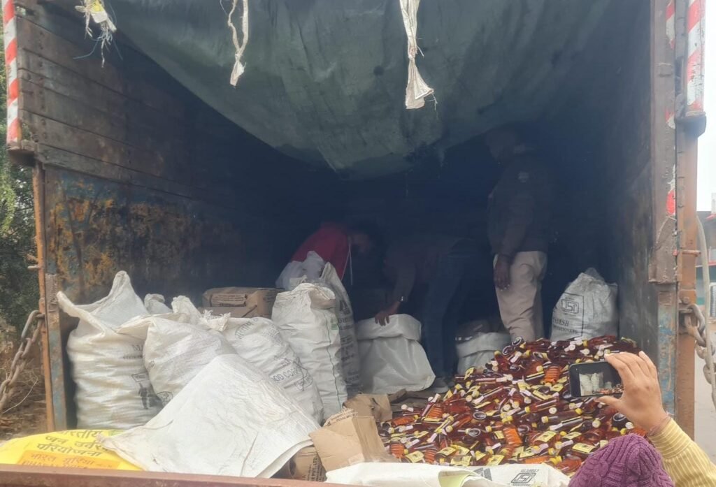 ट्रक ड्राइवर ने रिश्तेदार के घर छुपाई 400 पेटी शराब