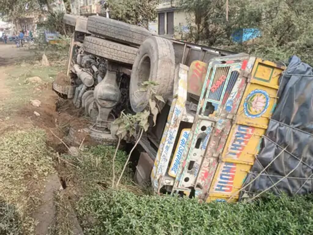 पुलिया पर पिंकअप ट्रक पलटा, ग्रामीणों ने ड्राइवर को सुरक्षित बाहर निकाला
