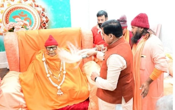 धारकुंडी आश्रम पहुंचे सीएम डॉ यादव, स्वामी सच्चिदानंद महाराज को दी श्रद्धांजलि