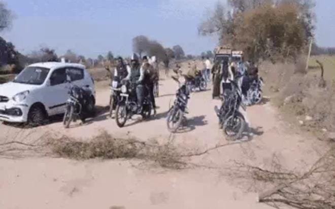 दंपत्ति से कट्टे की दम पर जेवर ले गए लुटेरे, गुस्साए ग्रामीणों ने जाम लगाया