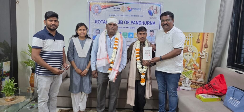 रोटरी क्लब पांढुर्णा ने जेआरएफ और नेट उत्तीर्ण मेधावी छात्र अजय दिलिप नारनवरे का किया सम्मान