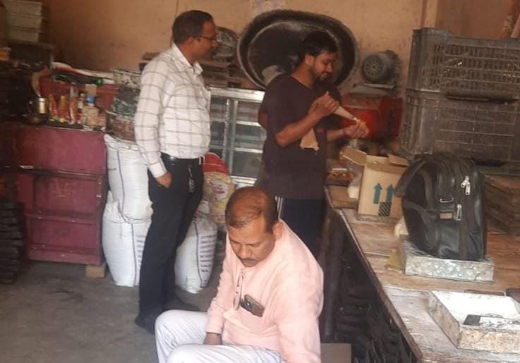 बेकरी से क्रीम और होटल से दही और आटे के नमूने लिए