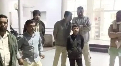 छात्रों ने खुद को अलमारी में किया बंद