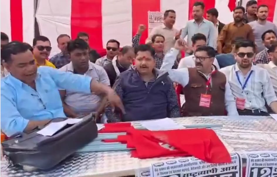 छत्रसाल चौक पर दवा प्रतिनिधियों का प्रदर्शन, एक दिवसीय हड़ताल में शामिल हुई यूनियन