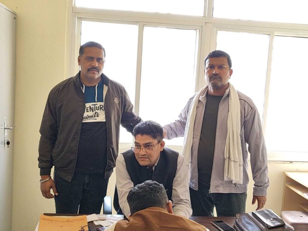 आरआई ने किसान से ली घूस, रंगे हाथ गिरफ्तार