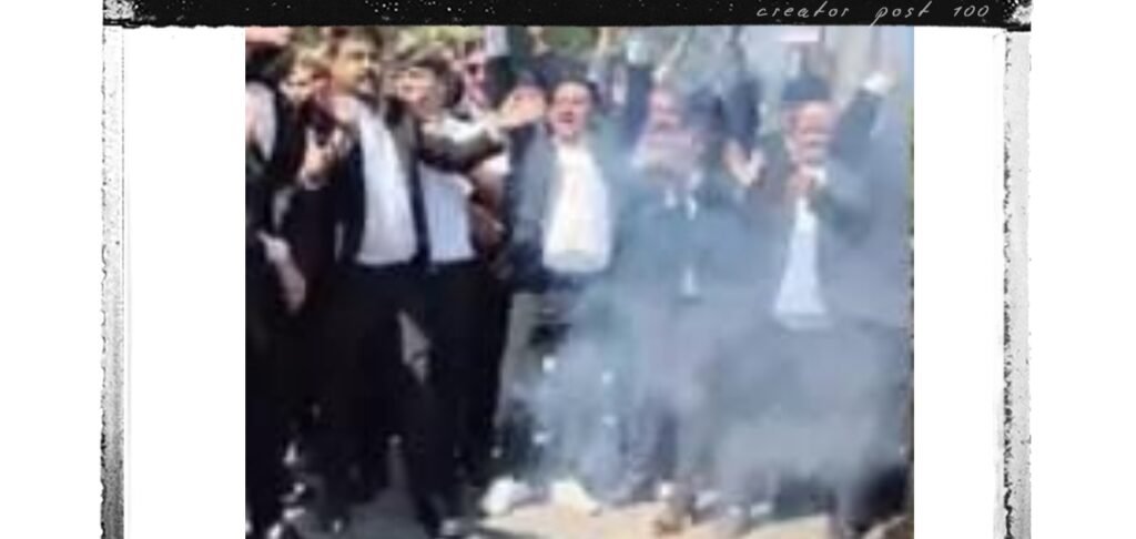 वकीलों ने पुलिस का पुतला जलाया, एडवोकेट प्रोटेक्शन एक्ट सात दिन में लागू करने का अल्टीमेटम