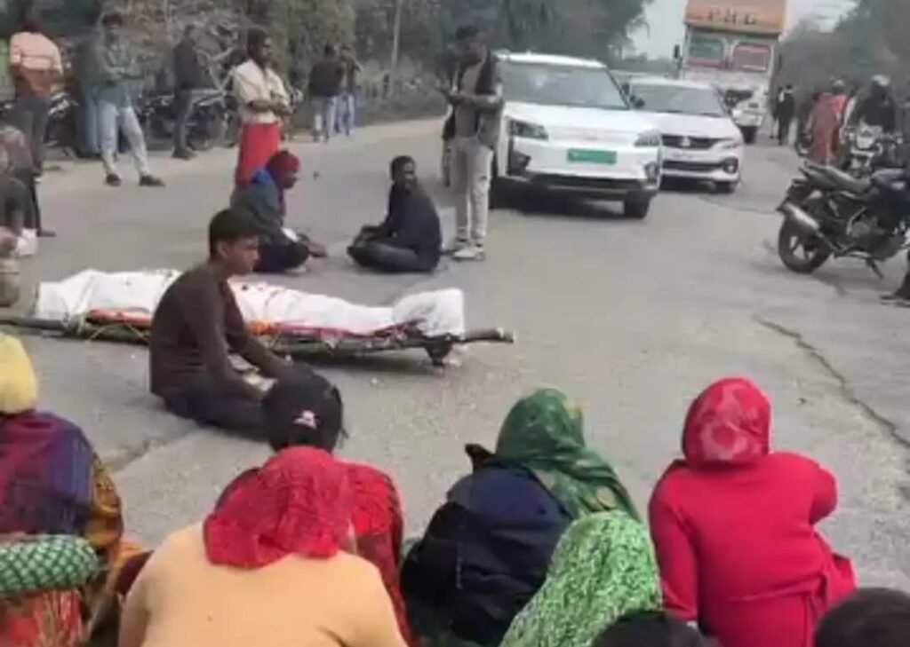 राष्ट्रीय राजमार्ग पर शव रखकर किया विरोध प्रदर्शन