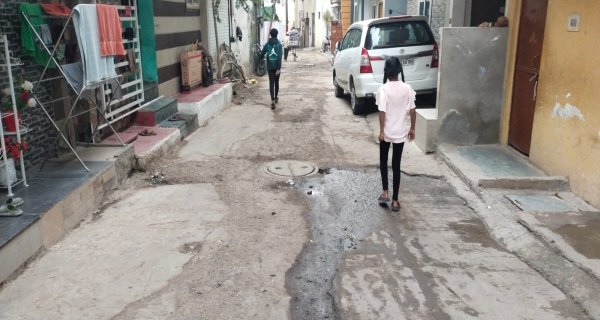 सीवरेज के बाद खोदी पक्की सड़क, पुनः नहीं बनाई