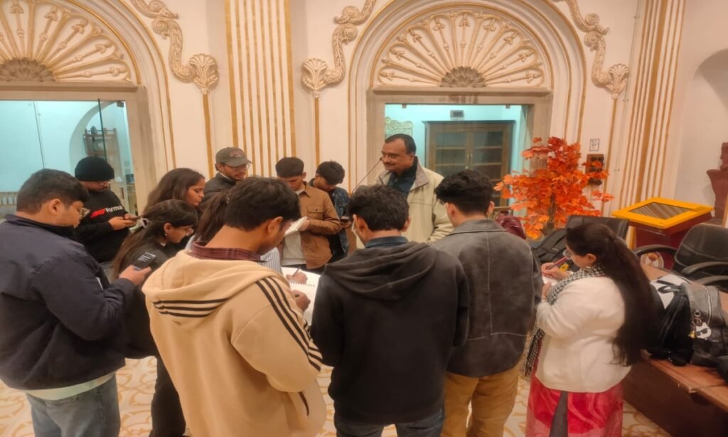 दिल्ली एवं गुजरात के वास्तुकला छात्रों ने किया केंद्रीय लाइब्रेरी का भ्रमण