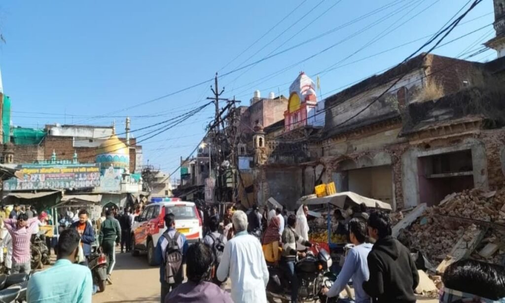 किला चौक पर दुकान तोड़े जाने पर जमकर पथराव, जेसीबी क्षतिग्रस्त