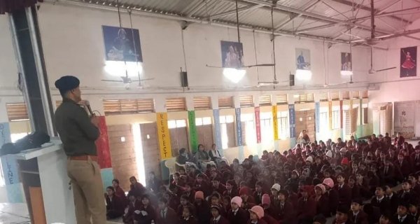 पुलिस ने नवोदय विद्यालय के छात्रों को सिखाए डिजिटल सुरक्षा के गुर