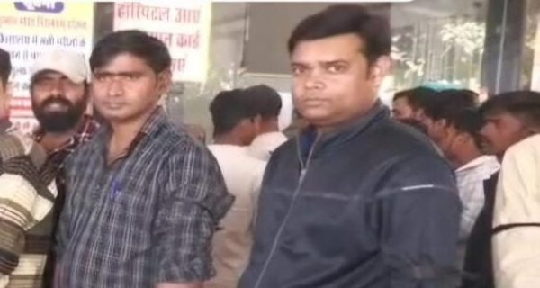 आउटसोर्स कर्मचारी काली पट्टी बांधकर काम कर रहे, बड़ी हड़ताल की तैयारी