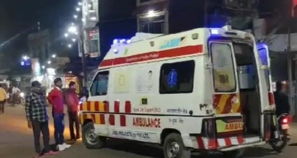 खून की उल्टियां कर रहे मरीज से लगवाया एम्बुलेंस का धक्का