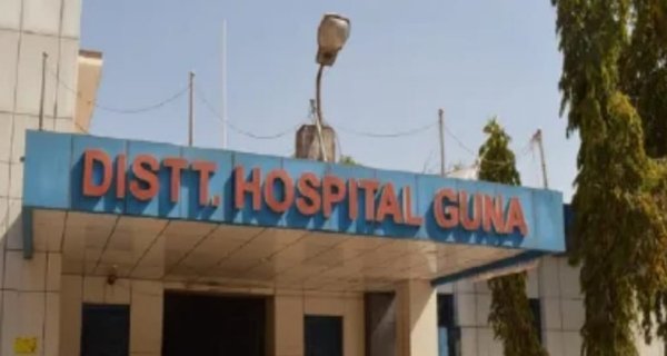 मरीज इलाज को तरसा, गुना के अस्पताल में डॉक्टर के आचरण पर विवाद