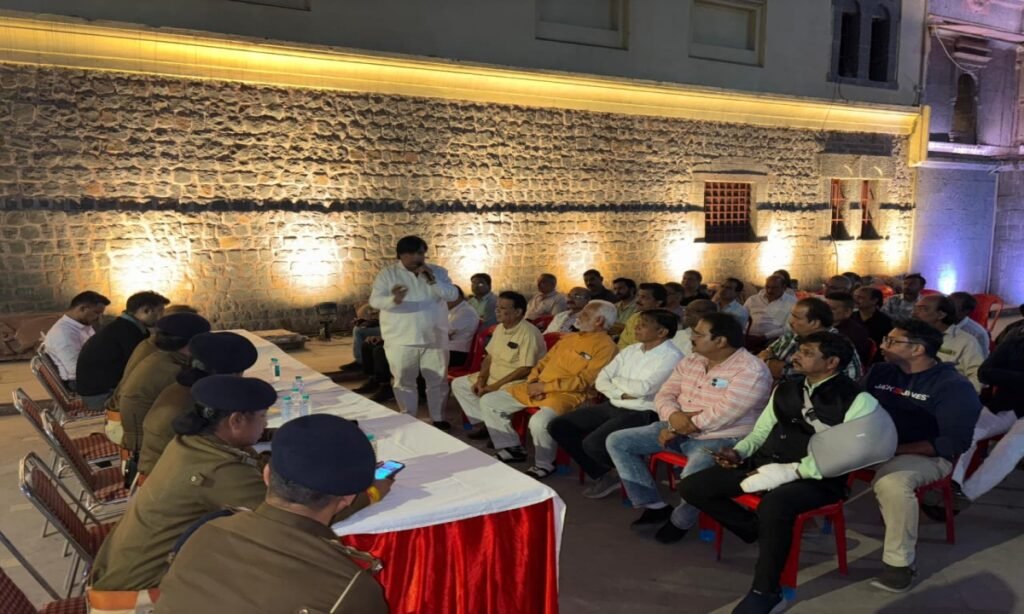 राजवाड़ा क्षेत्र में यातायात सुधार को लेकर व्यापारियों संग बैठक, कई अहम फैसले