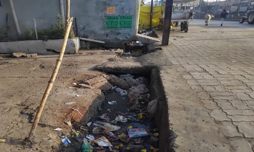 एक माह में भी नहीं हो पा रही नालियां साफ, महामारी का डर