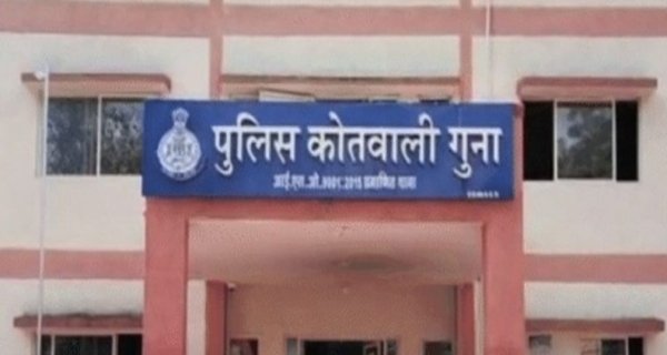 बिजली काटने को लेकर विवाद, फिर युवती पर तेजाब से हमला: सोनी कॉलोनी में बिजनेस पार्टनर्स भिड़े, कई घायल