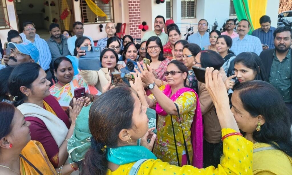 एसआईआर को निष्ठापूर्वक पूर्ण करने पर कलेक्टर बीएलओ से हुईं रूबरू