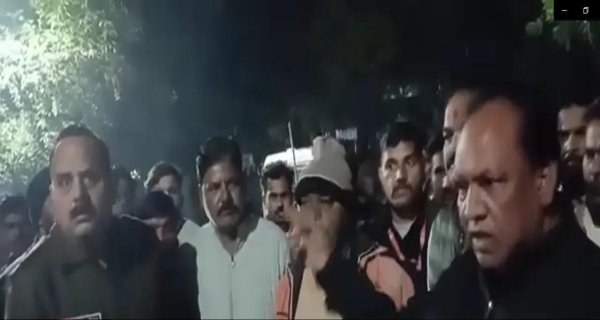 ट्रेफ़िक चालान को लेकर आरक्षक को पीटा, चक्काजाम, महंत ने पद छोड़ने की धमकी दी