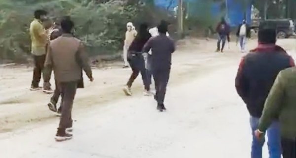 बिलौआ की खदानों में जमकर  फायरिंग