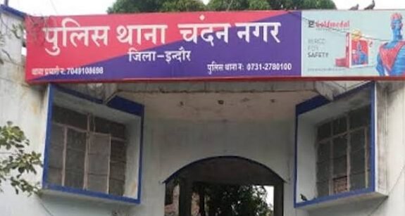 चोरी का वीडियो बनाना पड़ा भारी, बदमाश ने घर में घुसकर की तोड़फोड़ 
