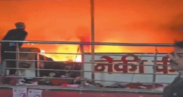 नेकी की दीवार में लगी भीषण आग, गरीबों के लिए दान किए गए कपड़े जलकर खाक