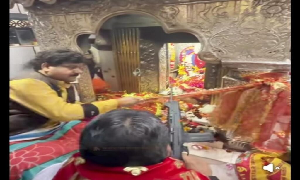 मां शारदा मंदिर के गर्भगृह में राइफल की हुई शस्त्र पूजा