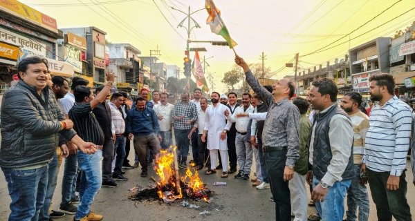 मंत्री कैलाश विजयवर्गीय के खिलाफ कांग्रेसियों का फूटा आक्रोश,  पुतला दहन कर प्रदर्शन