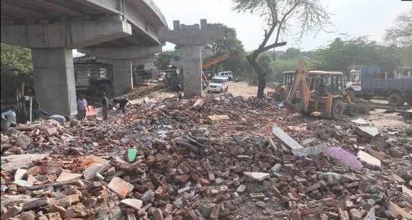 एलिवेटेड रोड के निर्माण में बाधक अतिक्रमण के दायरें में आये 18 मकानों को तोड़ा