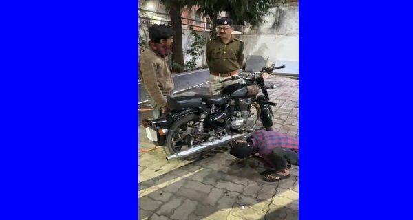 बुलट चालक को पुलिस ने सिखाया सबक, निकलवाया सायलेंसर
