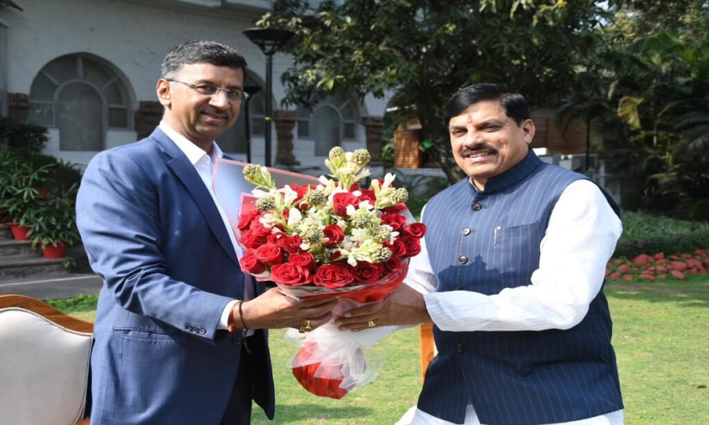सीएम डॉ यादव से नवपदस्थ जनसंपर्क आयुक्त मनीष सिंह ने की सौजन्य भेंट
