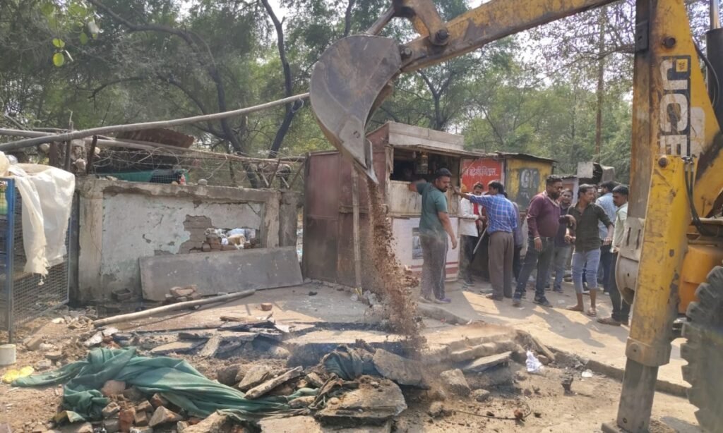अनेक स्थानों में अवैध कब्जों पर गरजी जेसीबी