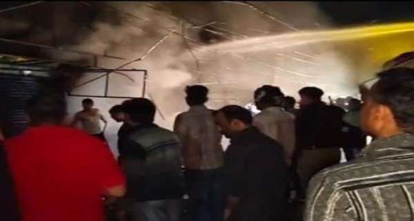 डबरा में 3 दुकानों में भीषण आग, फायर ब्रिगेड की गाड़ियों ने बुझाई आग