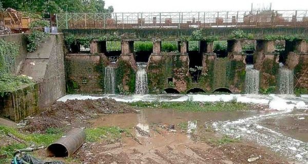 ऐलिवेटेड रोड के पास हनुमान बांध में आईं दरारें